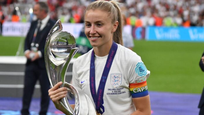 Leah Williamson playing football for England women