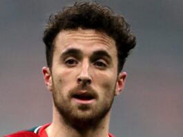 Diogo Jota playing football for Liverpool